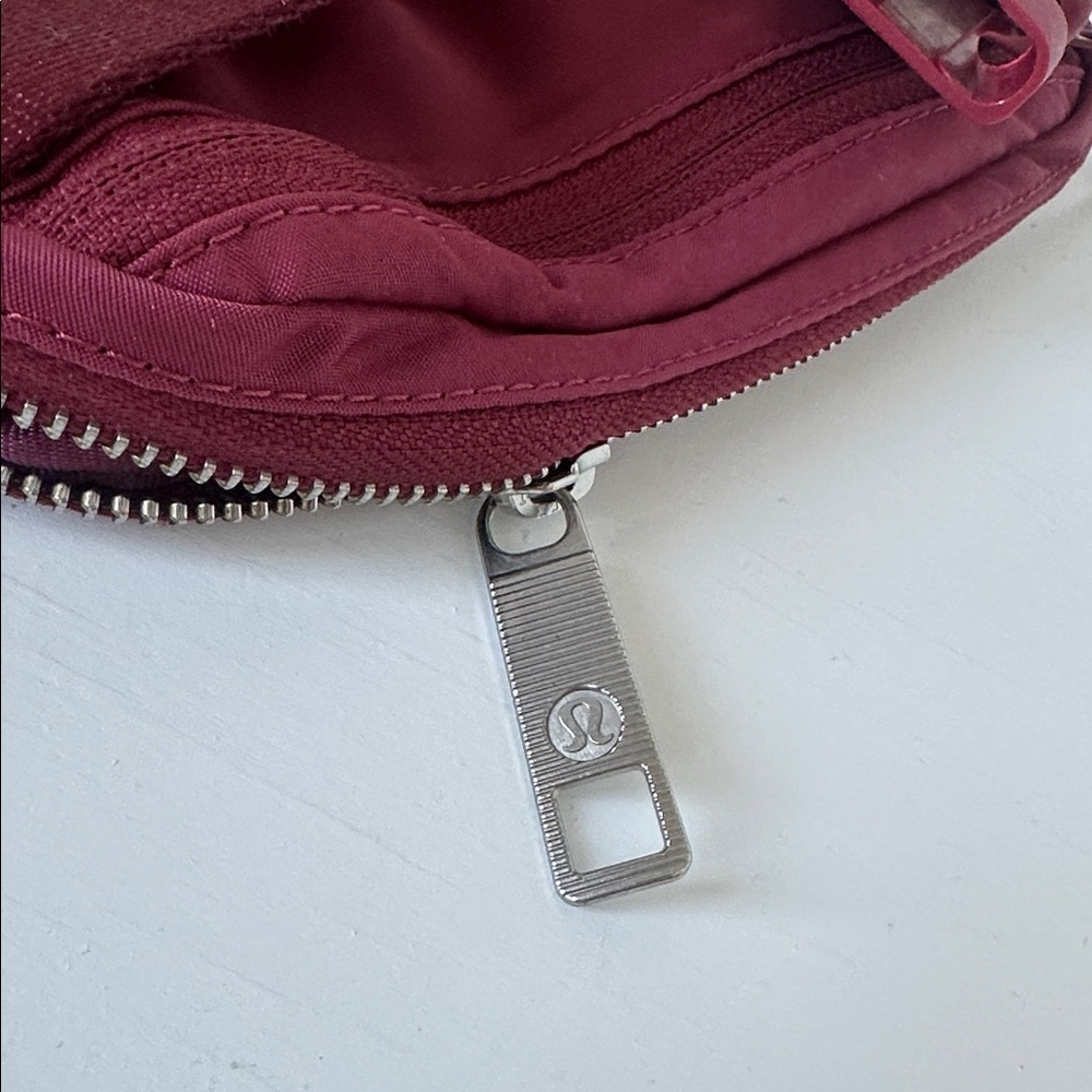 Lululemon Everywhere Adjustable Strap Belt Bag Burgundy Travel Vacation - Picture 11 of 12